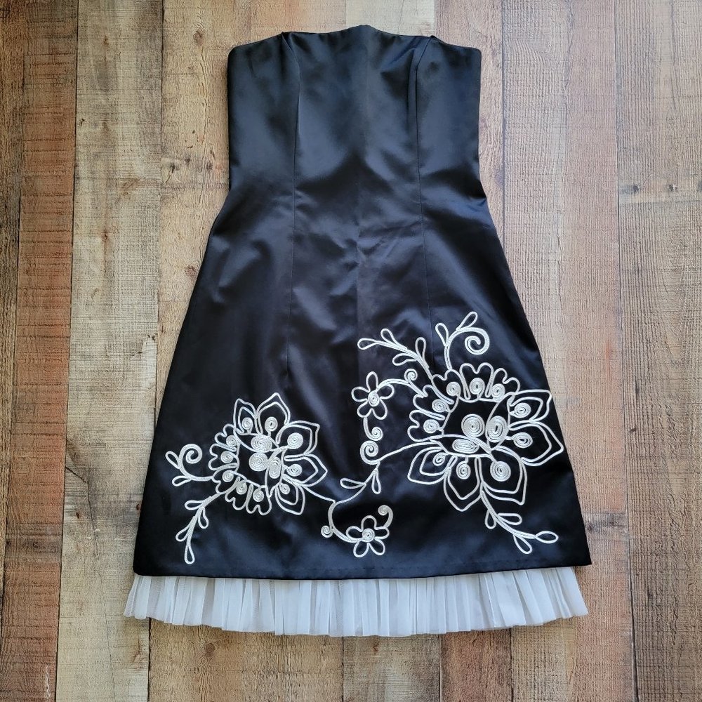 Y2K Laundry by Shelli Segal Black Satin Embroidered Strapless Dress